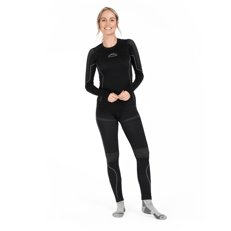 Frau trägt das schwarze Thermounterwäsche-Set aus langärmligem Oberteil und langer Hose, eng anliegend