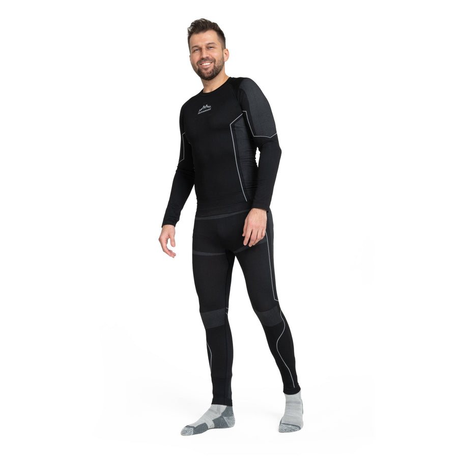 Mann trägt das schwarze Thermounterwäsche-Set aus langärmligem Oberteil und langer Hose, eng anliegend