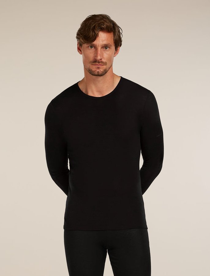 Mann trägt ein schwarzes, langärmliges Merino-Thermooberteil von Icebreaker (175 Everyday)