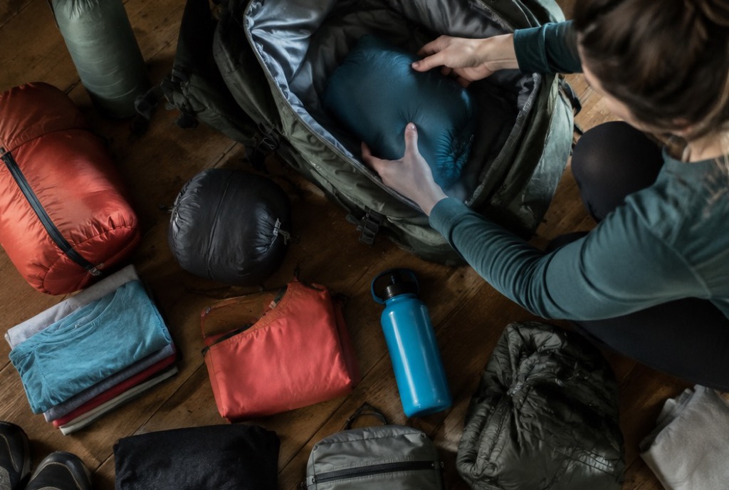 Geöffneter Trekkingrucksack mit ordentlich verstautem Gepäck auf dem Boden